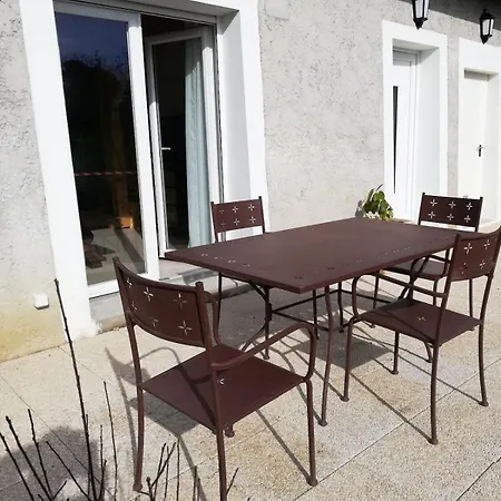 Holiday home Charmante Maisonnette Avec Piscine Partagee Charancieu