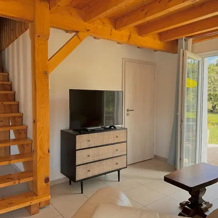 Holiday home Charmante Maisonnette Avec Piscine Partagee Charancieu